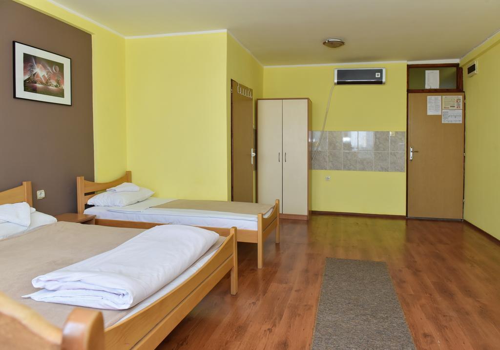 Hostel Milkaza Novi Sad Exterior foto